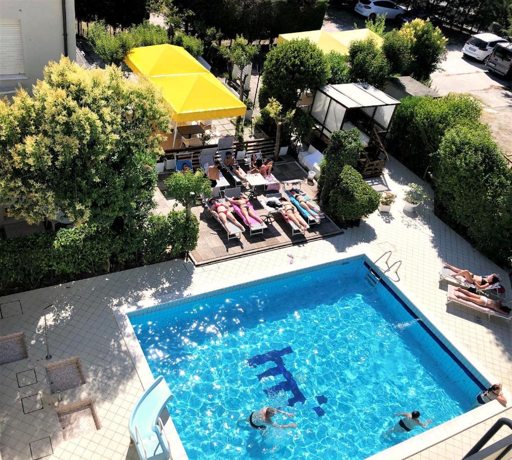Hotel Marzia Con Piscina Riccione Exterior photo