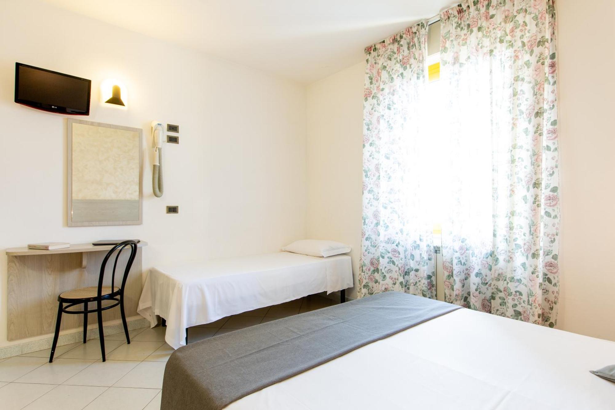 Hotel Marzia Con Piscina Riccione Exterior photo