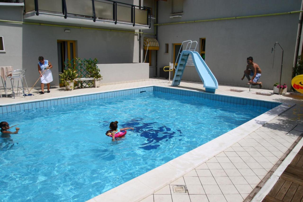 Hotel Marzia Con Piscina Riccione Exterior photo
