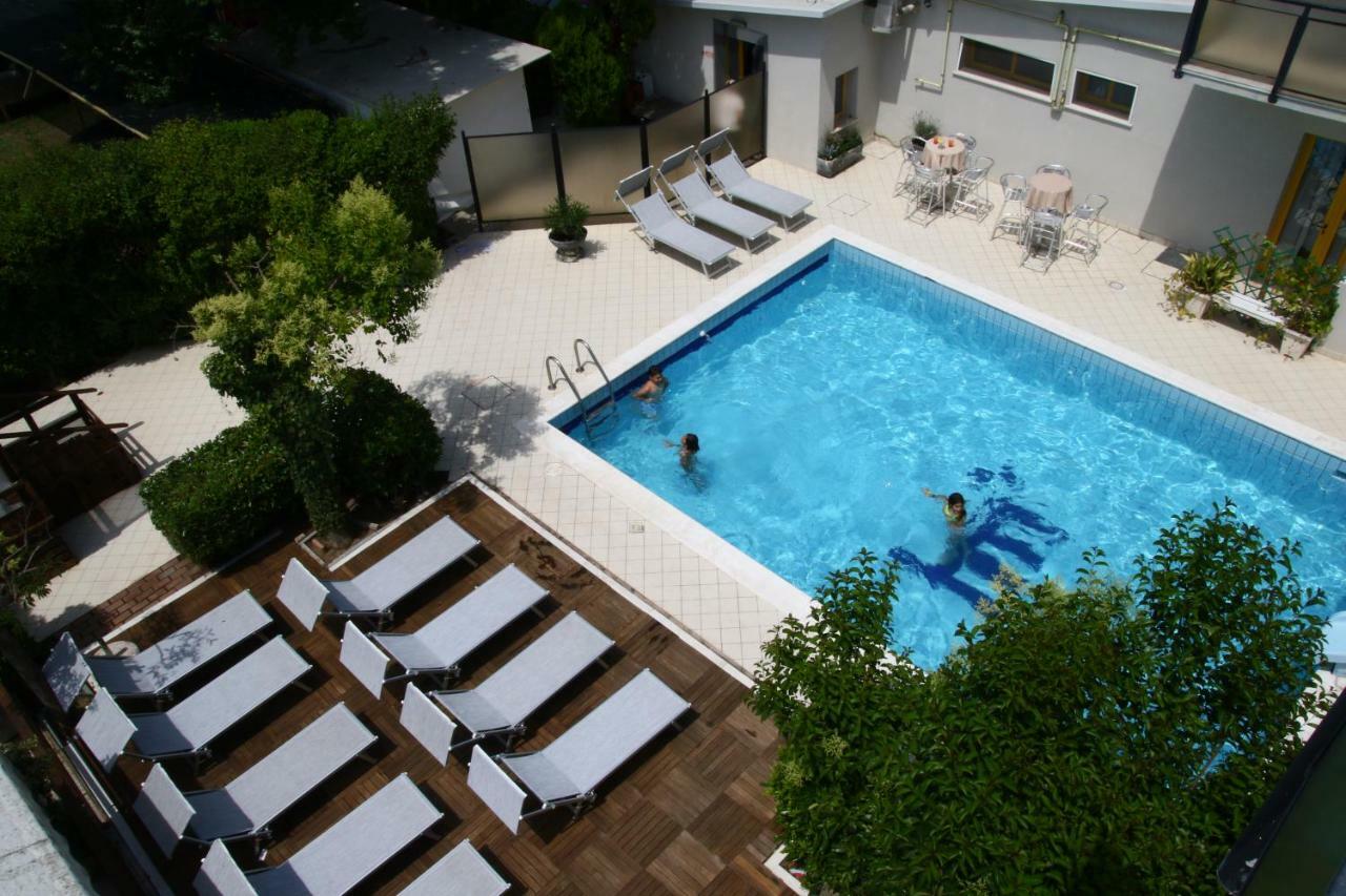 Hotel Marzia Con Piscina Riccione Exterior photo